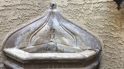 The water deposits gave this fountain a poor appearance. Photo